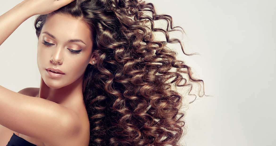 Modelo Morena Com Lindos Cabelos Cacheados Volumosos E Longos